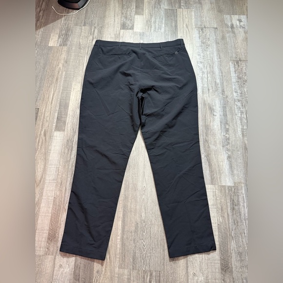 Banana Republic Slim-Fit Tech Pants - True
Black (40x30) casual pants - Picture 2 of 5